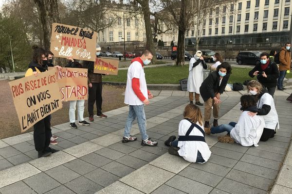 Les manifestants jouaient des sketchs évoquant le manque de lits dans le projet de nouveau CHU.