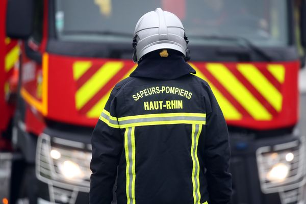 Une quarantaine de pompiers avec trois fourgons et une grande échelle pivotantes ont été dépêchés rue du Runtz à Mulhouse pour un incendie qui s'est déclaré peu après 4h du matin lundi 30 décembre