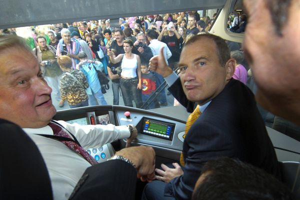 L'ancien maire de Clermont-Ferrand Serge Godard, assisté du ministre délégué à l'industrie François Loos, avait inauguré le tramway clermontois en cabine, le 14 octobre 2006.