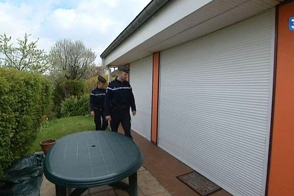 Les gendarmes surveillent votre domicile.