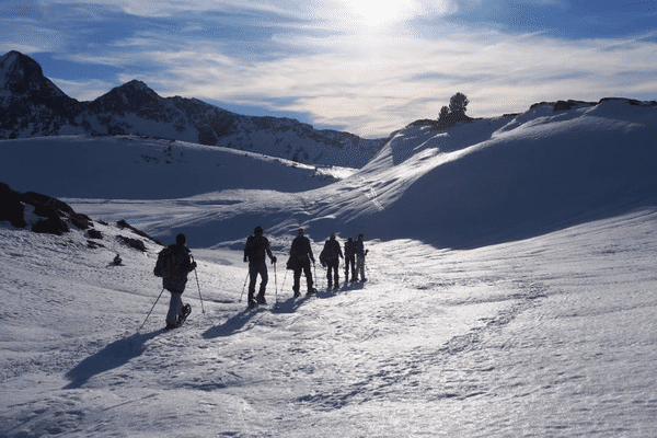 Randonnées nocturnes en raquettes à neige dans les Pyrénées.