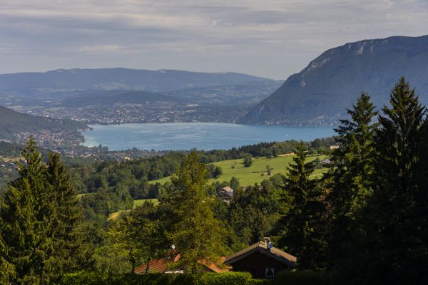 Illustration. Vue du lac d'Annecy et son agglomération.