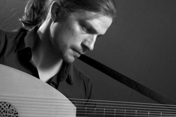 Le guitariste Stéphane Candela vous invite à plonger dans une ambiance du far-west à l'intermarché de Limoges Ventadour