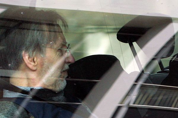 Michel Fourniret en mai 2008, à Charleville-Mezières (Ardennes), dans une voiture de la police (illustration).