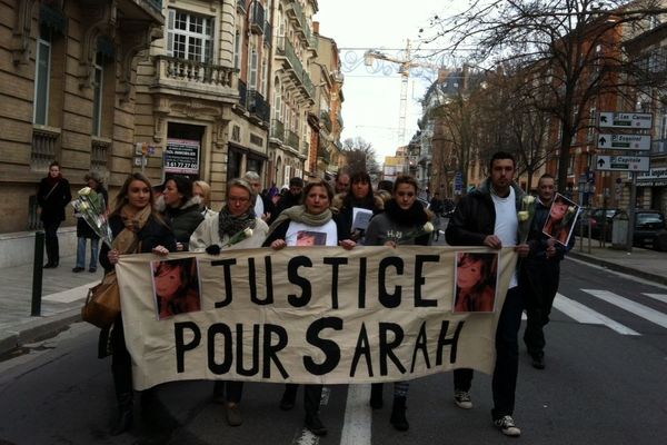 La mère et la grand-mère de Sarah, en tête de la marche blanche