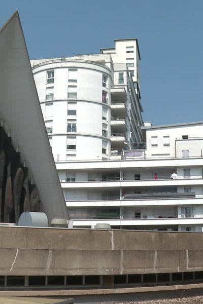 La flèche de béton de l'ancienne église de la Duchère évoque la mâchoire d'un célèbre requin de cinéma