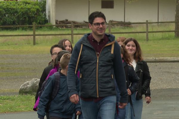 Fabrice Rechede alias Maître Fafa avec ses élèves de CM1 et CM2 dans son école du Vignau (40)