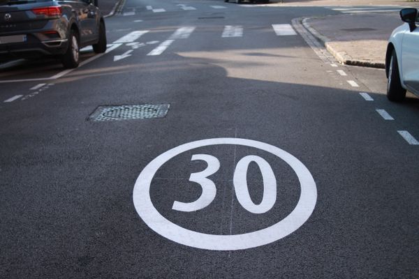 La plupart des axes routiers vont être limités à 30 km/h d'ici la fin du mois de mars 2024 à Chambéry, en Savoie. (Illustration)