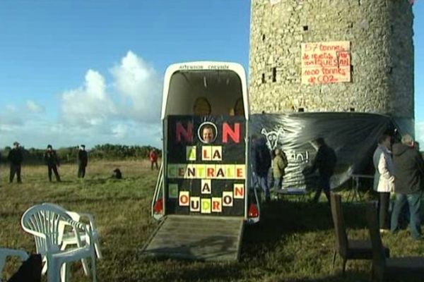 Des riverains se sont rassemblés ce dimanche à Doville, dans la Manche, pour protester contre le projet d'implantation d'une centrale d'enrobage à chaud