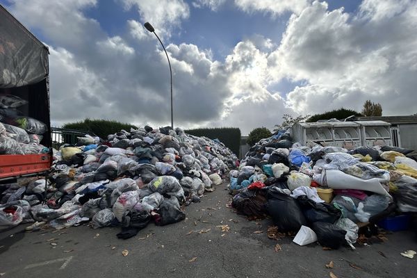 Amoncellement de sacs de vêtements à la déchèterie de Saint-Lô (Manche)