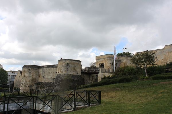 Le Château de Caen sous les nuages, ce LUNDI.