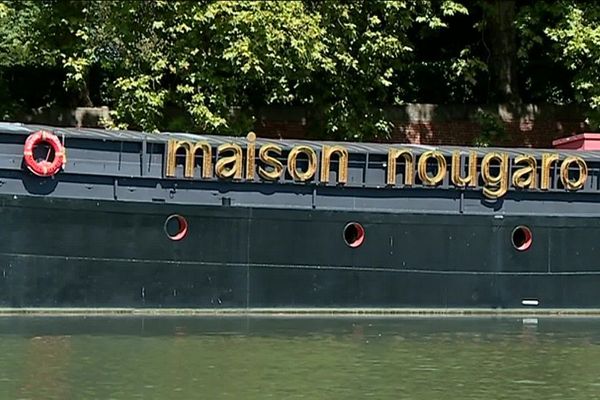 La maison Nougaro est amarrée aux Ponts-Jumeaux, à Toulouse.