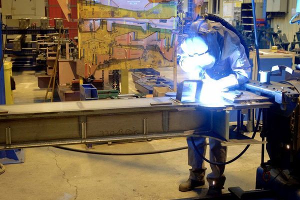 Un ouvrier soudeur a l'usine ALSTOM du Creusot, en Saône-et-Loire, qui produit des bogies de train