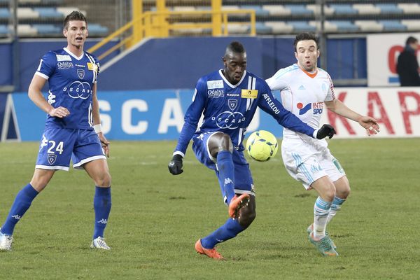 Sambou Yatabaré, sous le maillot bleu, face à l'OM de Valbuena le 12 décembre 2012.