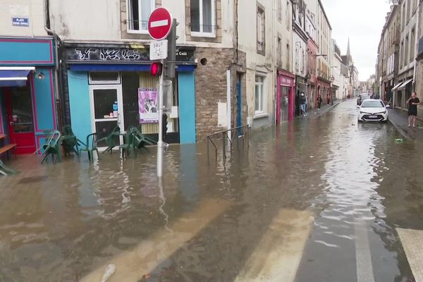 Une rue inondée à Quimper dans le Finistère