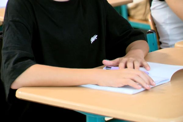 Les enfants s'installent à leur table pour la rentrée