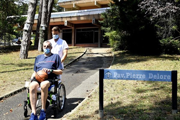 L'hôpital Henry Gabrielle est spécialisé dans l'accueil de patients en situation de handicap, nécessitant une rééducation fonctionnelle. En juillet 2020, l'ancien basketteur, Christian Bruss, victime de la Covid-19, y était soigné, et promené par son kiné dans le parc de l' hôpital, à Saint-Genis-Laval.