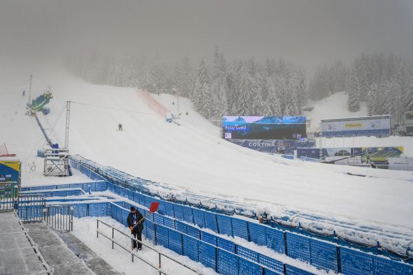 Un mélange de pluie, de neige et de brouillard règne sur Cortina d'Ampezzo depuis dimanche, où les températures sont légèrement positives.
