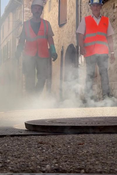 De la fumée s'échappe des bouches d'égout de Vence pour tester la conformité des réseaux d'évacuation des eaux.