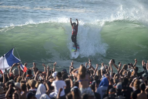 Jeremy Flores  salue la foule lors de la finale de la 9e étape du Championship Tour (CT)  à Hossegor le 11 octobre 2019. 