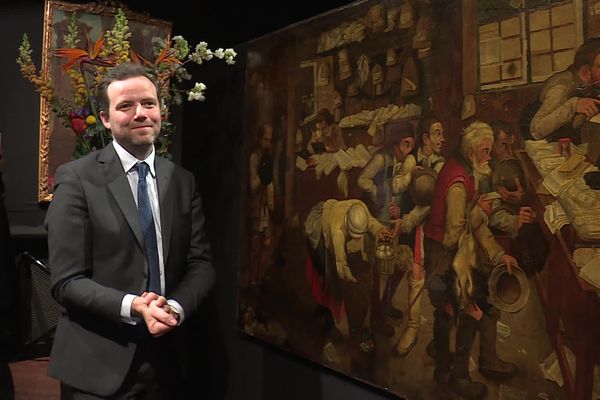 Malo de Lussac, devant le tableau de Brueghel le Jeune, exposé chez Drouot à Paris.