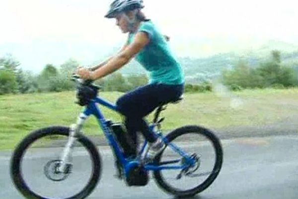 L'assistance d'un moteur électrique permet à des vacanciers non entraînés mais aussi à des enfants de s'attaquer au cols sillonnés par les coureurs du Tour de France.