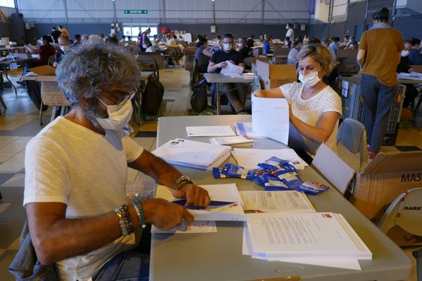 200 employés de la ville se sont portés volontaires pour mettre sous enveloppe les masques commandés pour le Toulousains.