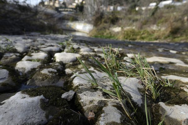 Début de sécheresse inédit en France en ce mois d'avril 2023. 75% des nappes souterraines sont à des niveaux inférieurs à la normale selon le BRGM.