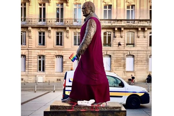 Pendant quelques heures, la statue de Jacques Chaban-Delmas a été relookée