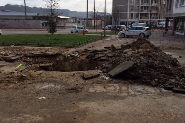 La rupture de la canalisation rue Malouet à Rouen a provoqué un trou de 2 mètres