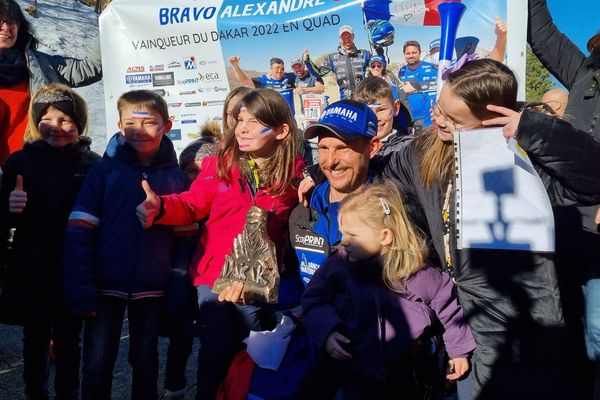 Vainqueur du Dakar 2022, Alexandre Giroud a été accueilli en héros dimanche 16 janvier 2022 à Engins (Isère), son village du Vercors.