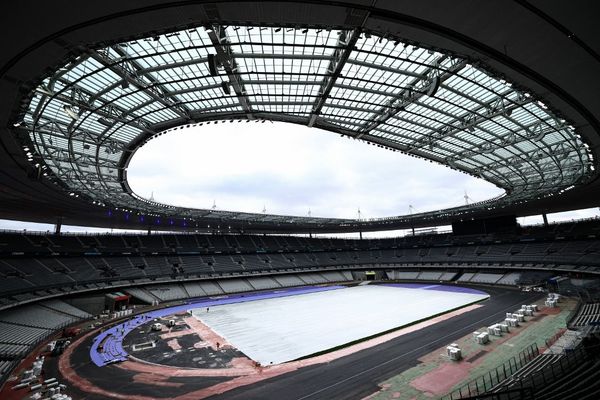 Une piste d'athlétisme est posée au Stade de France pour les JO de Paris 2024.