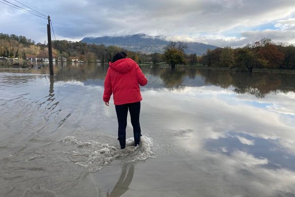 De nombreux axes de circulation ont été coupés en Haute-Savoie, à la suite de pluies exceptionnelles, comme ici entre Reignier-Esery et Arthaz-Pont-Notre-Dame.