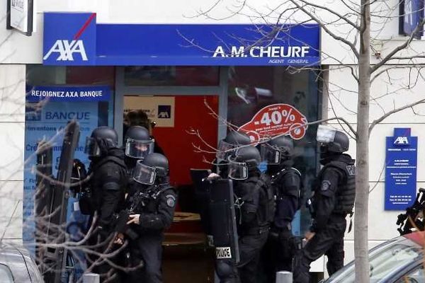 Le forcené a été interpellé et les otages ont été libérés vers 14h30. 