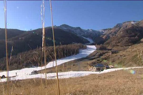 Les pistes de ski en neige de culture tracent des sillons dans les stations du Mercantour.