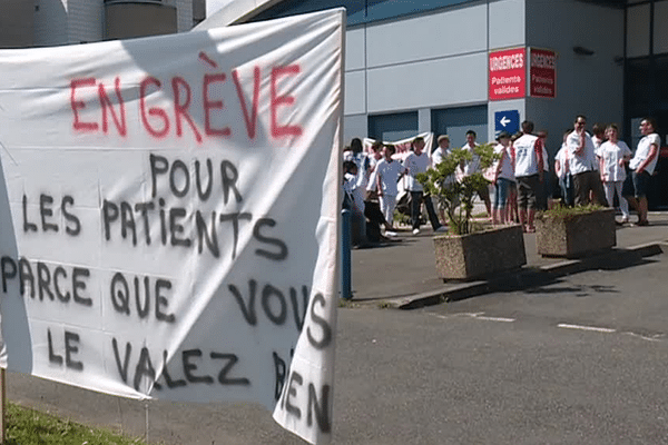 Une trentaine de soignants a fait grève pour réclamer de meilleures conditions d'accueil des patients aux Urgences