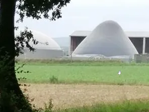 Une des bâches recouvrant l'un des "digesteurs", de l'usine de méthanisation de Ludiès en Ariège s'est fissurée. sa forme conique et de fortes odeurs inquiètent les riverains.