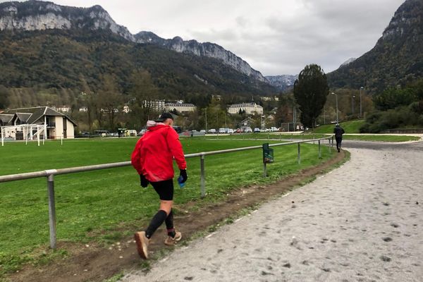 Les coureurs ont dû affronter les éléments de cette Chartreuse Backyard, débutée vendredi 3 novembre à Saint-Laurent-du-Pont (Isère).