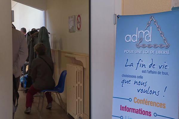 À l'entrée de la réunion organisée par l'Association pour le Droit de Mourir dans la Dignité à La Rochelle, à l'occasion de la 14e journée mondiale pour le droit à mourir dans la dignité. 