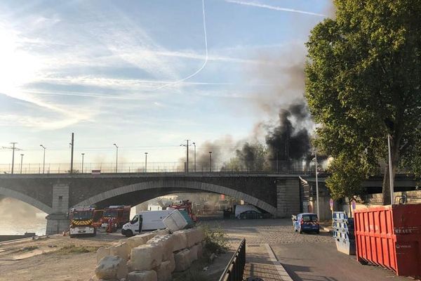 Un incendie s'est déclarée sur le Pont National dans le 13ème arrondissement de Paris