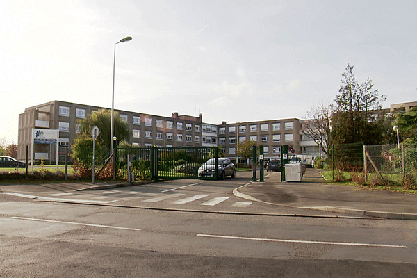 Faute de personnel et d'aide soignants en nombre suffisant, à l'EPADH d'Allones, dans la banlieue du Mans, une unité de 30 lits va fermer de manière temporaire