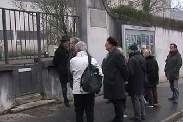 Le groupe RESF devant l'inspection d'académie.