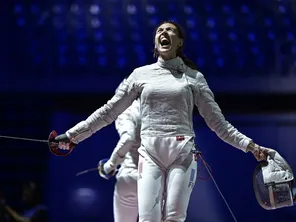 Spécialiste du sabre, l'escrimeuse orléanaise Manon Apithy-Brunet vise l'or olympique en individuel et par équipe.