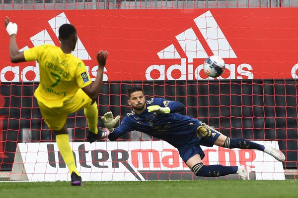 Le canari Kalifa Coulibaly transforme un pénalty à la 56 e minute de jeu (0-3) au stade Francis le Blé à Brest. Le cauchemar brestois continue...