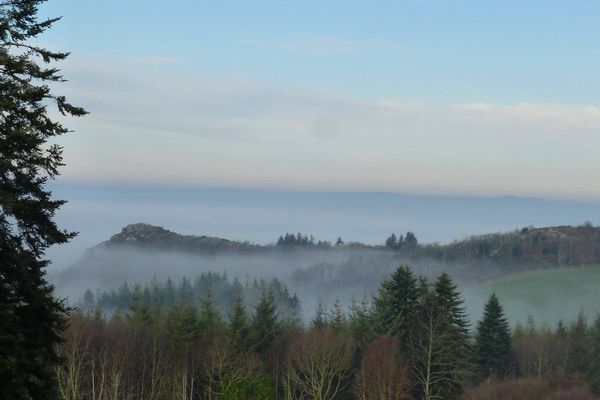 Couleurs d'hiver à Laz Finistère. Les Montagnes Noires dans la brume