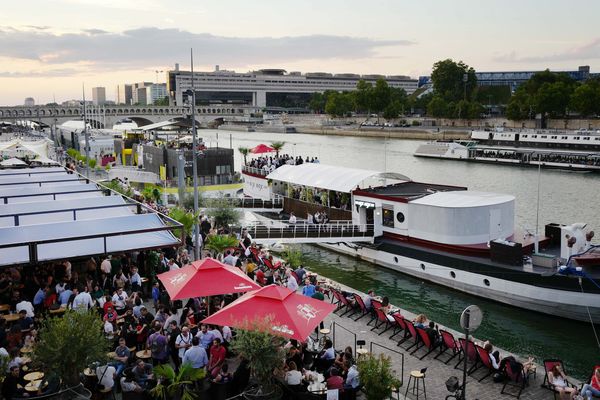 Les quais de Seine côté Bibliothèque nationale de France, avec des bars et des restaurants.