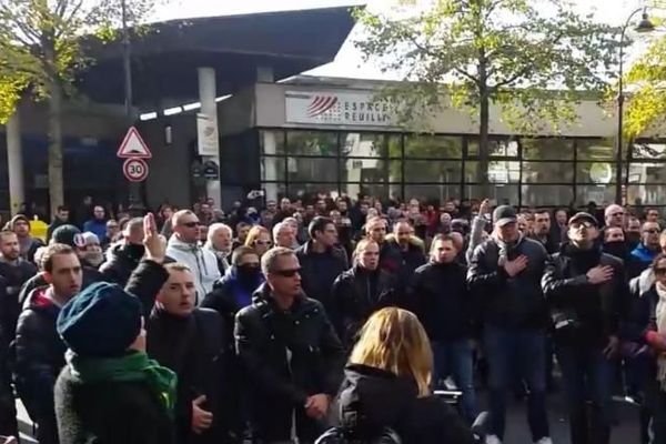 Manifestation de plusieurs centaines de policiers, le 3 novembre 2016 devant l'IGPN à Paris, en soutien à un de leur collègue convoqué. (YANN THOMPSON / FRANCETV INFO)