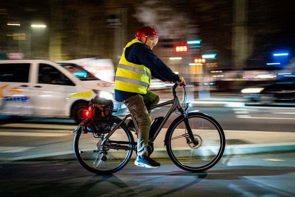 À l'heure d'hiver, cyclistes, piétons et conducteurs de trottinette doivent s'équiper pour ne pas être vulnérables à la tombée de la nuit.