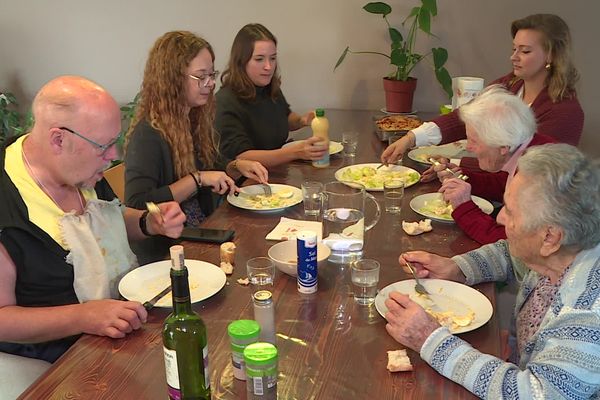 8 résidents, âgés de 60 à 97 ans partage cette colocation pour séniors à Blagnac en Haute-Garonne.