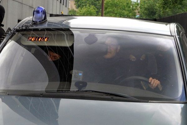 Tony Meilhon escorté par le GIGN à sa sortie du Palais de Justice le 22 mai 2013